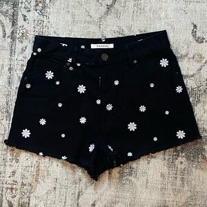 Black and white daisy print high rise shorts #daisyprint